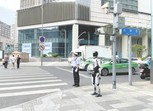 蔚莱策略 机器人“走”上成都街头 协助指挥交通